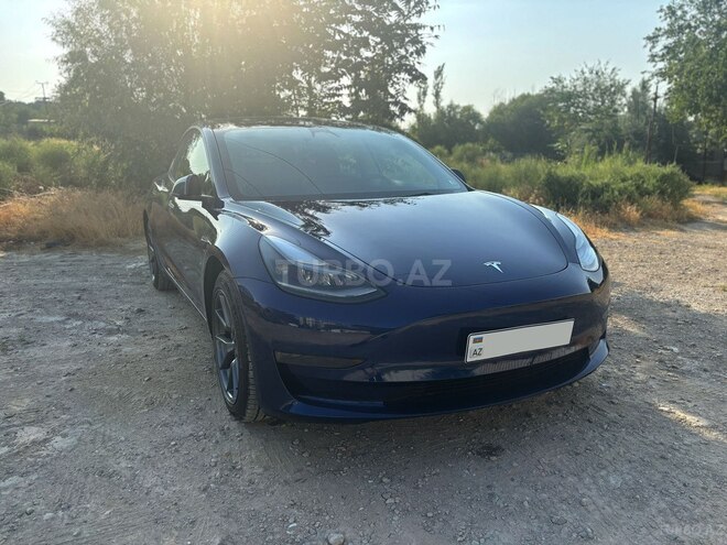 Tesla Model 3-1