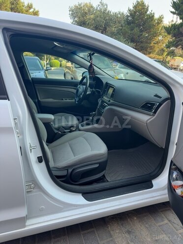Hyundai Elantra-12
