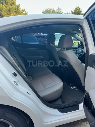 Hyundai Elantra-11