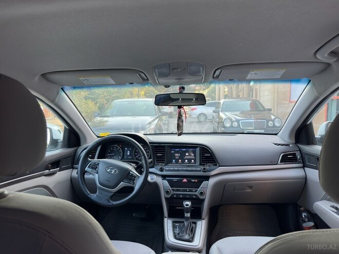 Hyundai Elantra-13