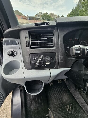 Ford Transit-10