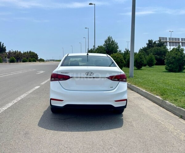 Hyundai Accent-2