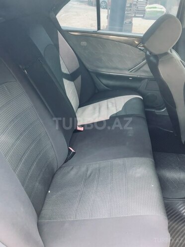 Mercedes E 240 1999, 347,000 km - 2.6 l - Masallı