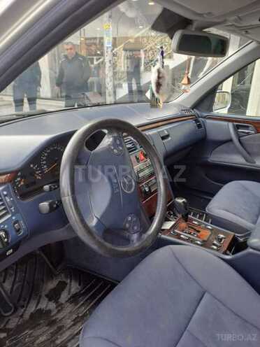 Mercedes E 240 2000, 303,680 km - 2.4 l - Bərdə