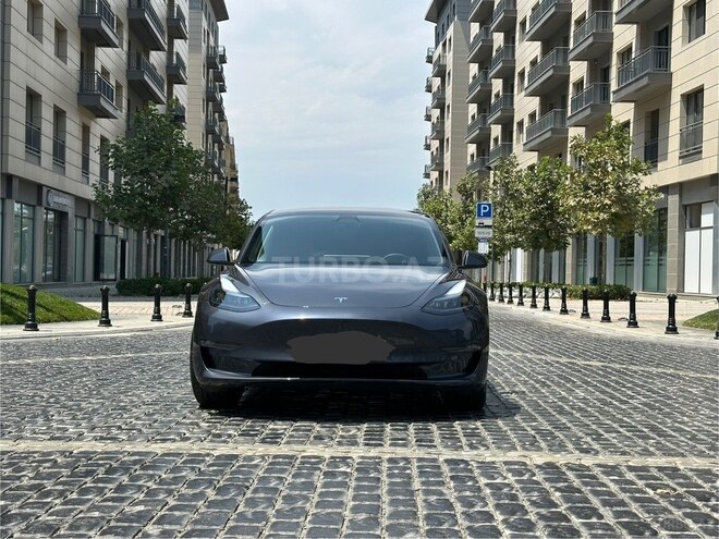 Tesla Model 3-1