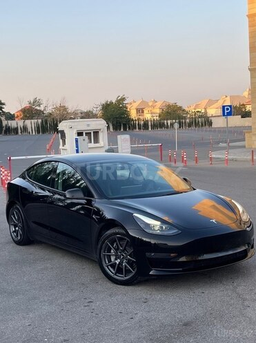 Tesla Model 3-1
