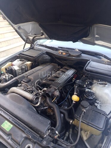 BMW 525 1998, 300,000 km - 2.5 l - Quba