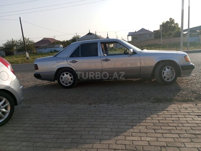Mercedes E 250 1993, 551,298 km - 2.5 l - Neftçala