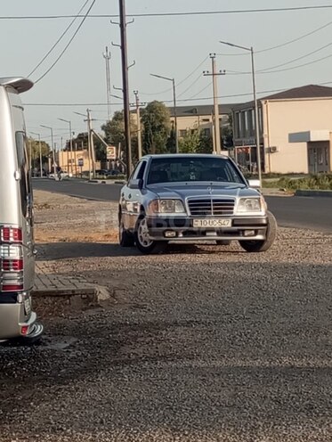 Mercedes E 250 1993, 551,298 km - 2.5 l - Neftçala