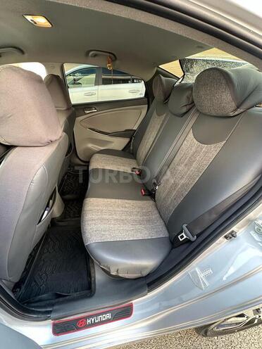 Hyundai Accent-4