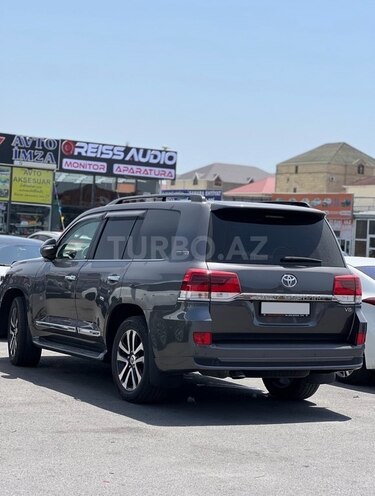 Toyota Land Cruiser-6