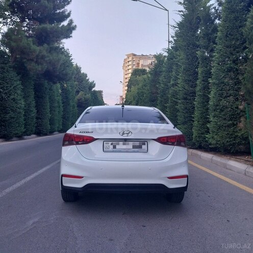 Hyundai Accent-12