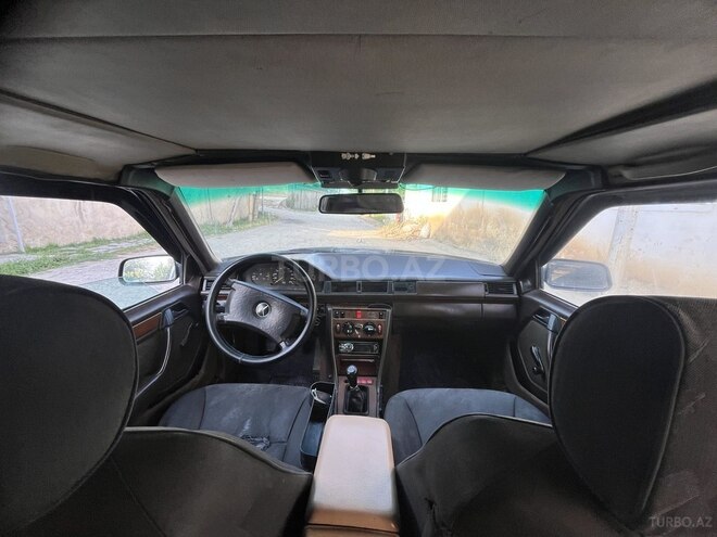 Mercedes E 250 1993, 523,900 km - 2.5 l - Qusar