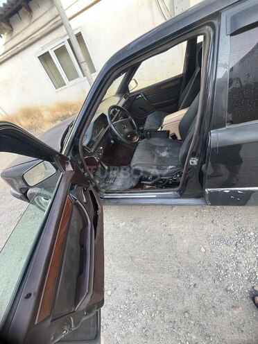 Mercedes E 250 1993, 523,900 km - 2.5 l - Qusar