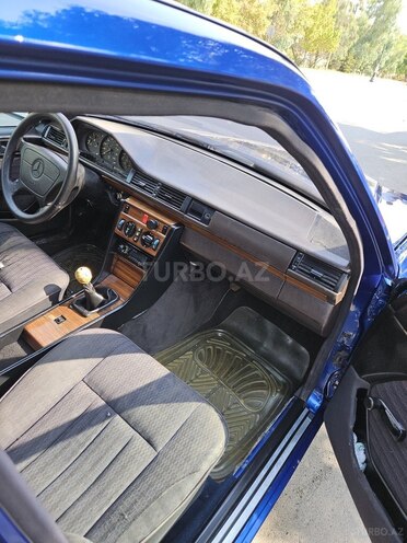 Mercedes E 250 1993, 241,000 km - 2.5 l - Bakı