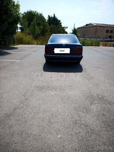 Mercedes E 220 d 2001, 320,000 km - 2.2 л - Masallı