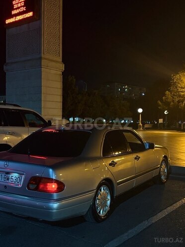 Mercedes E 240 1999, 427,000 km - 2.4 l - Sumqayıt