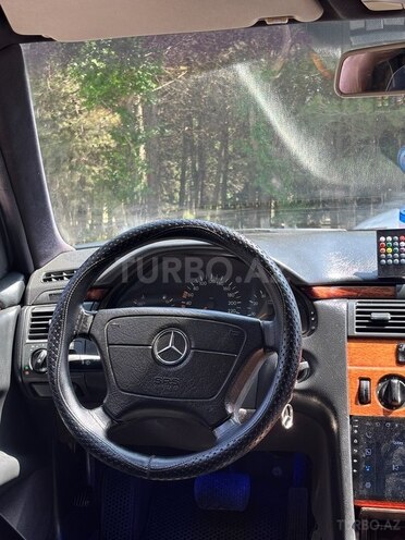 Mercedes E 240 1999, 427,000 km - 2.4 l - Sumqayıt