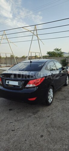 Hyundai Accent-12