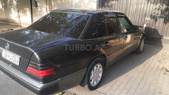 Mercedes E 220 1993, 323,900 km - 2.2 л - Şəmkir