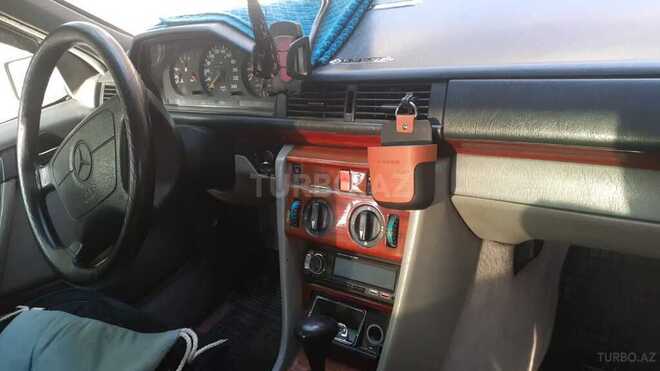 Mercedes E 220 1993, 323,900 km - 2.2 л - Şəmkir