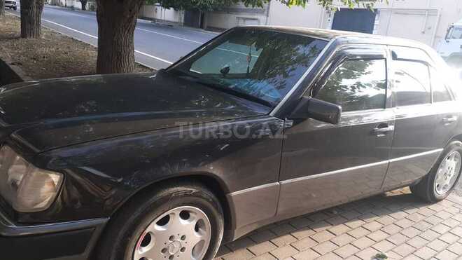 Mercedes E 220 1993, 323,900 km - 2.2 л - Şəmkir