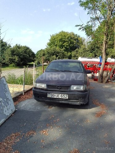 Opel Vectra 1992, 360,000 km - 1.6 l - Zaqatala