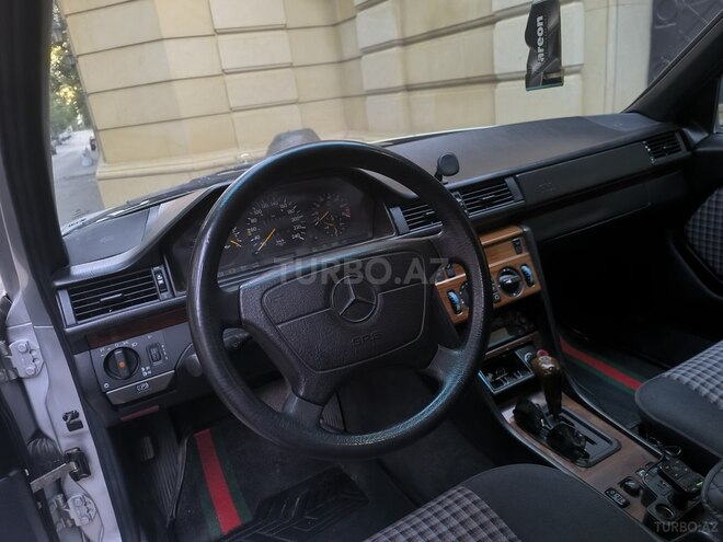 Mercedes E 220 1995, 271,000 km - 2.2 l - Bakı