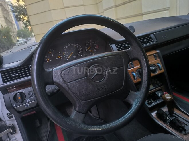 Mercedes E 220 1995, 271,000 km - 2.2 l - Bakı