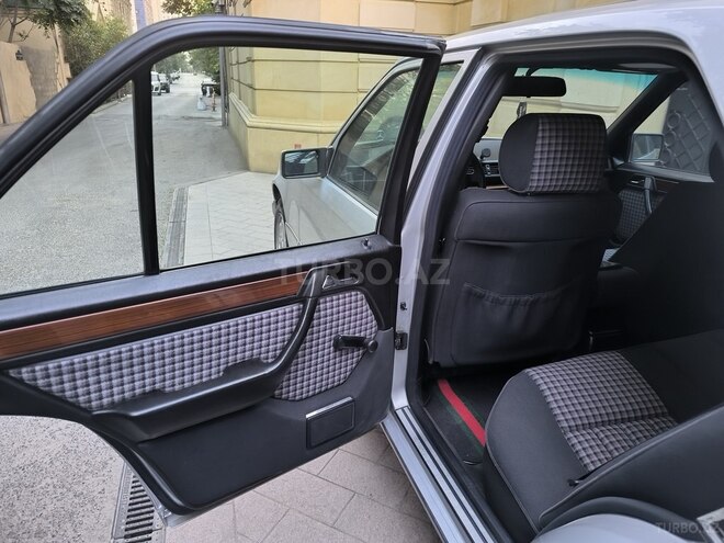 Mercedes E 220 1995, 271,000 km - 2.2 l - Bakı