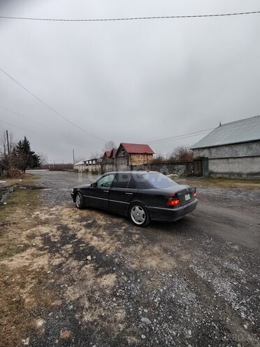 Mercedes C 230 1999, 390,000 km - 2.3 l - Qax