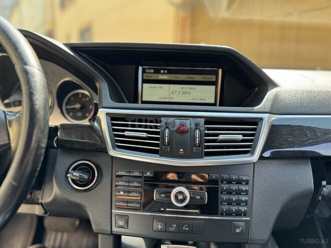 Mercedes E 220-11