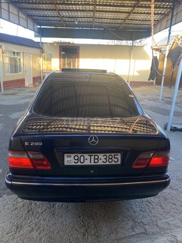 Mercedes E 280 2000, 325,000 km - 2.8 л - Quba