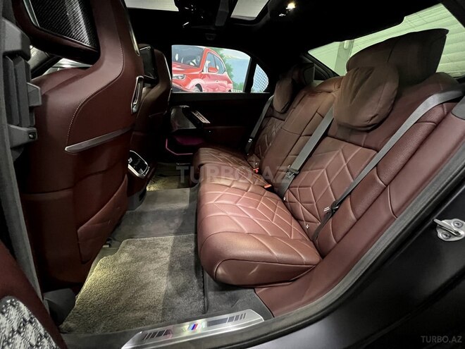 BMW i7-29