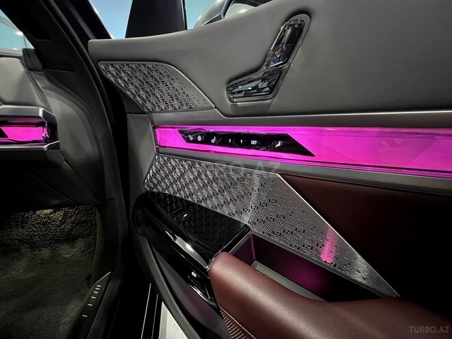 BMW i7-17