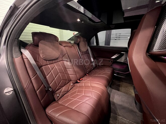 BMW i7-24