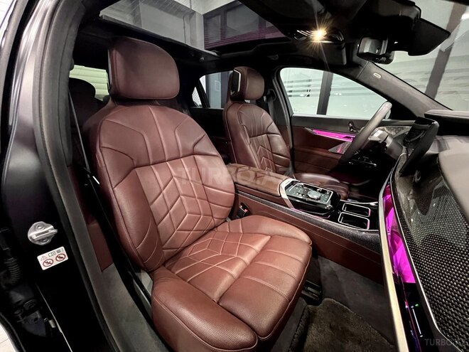 BMW i7-12