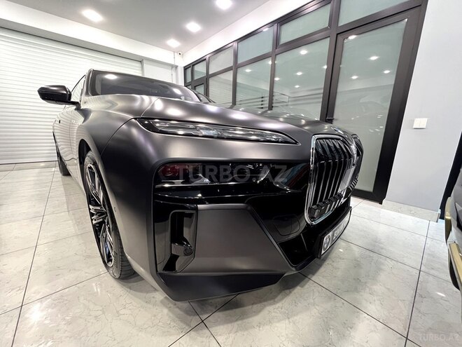 BMW i7-7