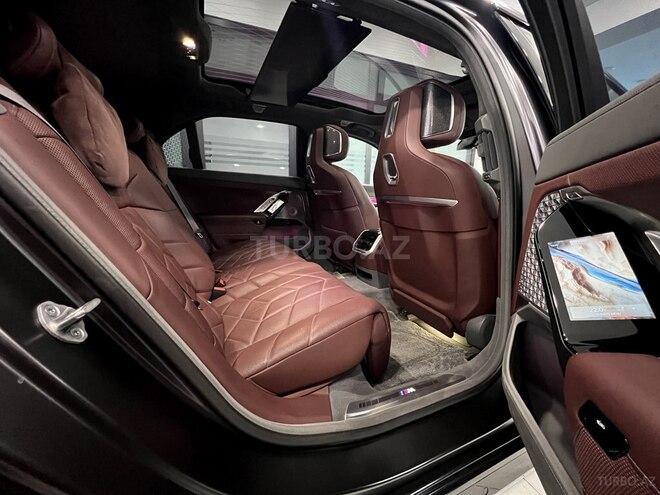 BMW i7-22