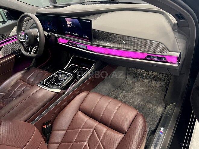BMW i7-19
