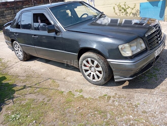 Mercedes E 250 1993, 380,000 km - 2.5 l - Astara