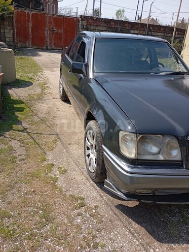 Mercedes E 250 1993, 380,000 km - 2.5 l - Astara