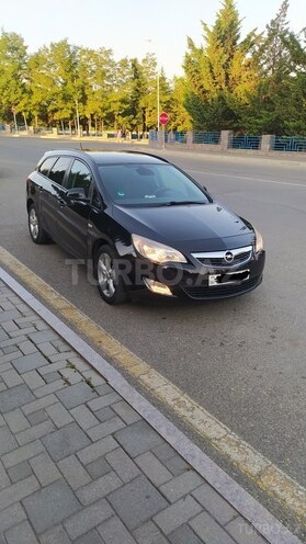 Opel Astra 2011, 301,000 km - 1.4 l - Qusar
