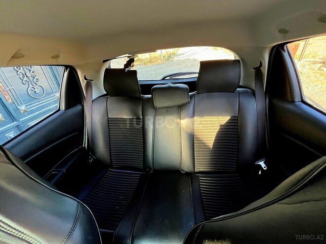 Toyota Vitz 2015, 110,900 km - 1.3 л - Bakı