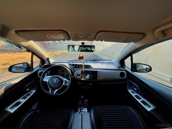 Toyota Vitz 2015, 110,900 km - 1.3 л - Bakı
