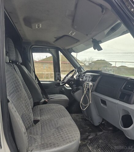 Ford Transit-16