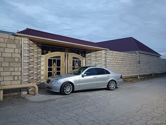 Mercedes E 240 2002, 257,000 km - 2.6 l - Ucar
