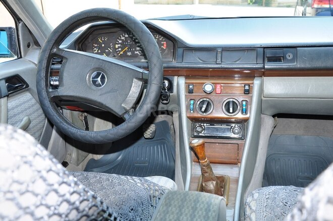 Mercedes E 250 1993, 260,000 km - 2.5 l - Şamaxı