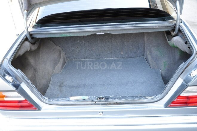 Mercedes E 250 1993, 260,000 km - 2.5 l - Şamaxı