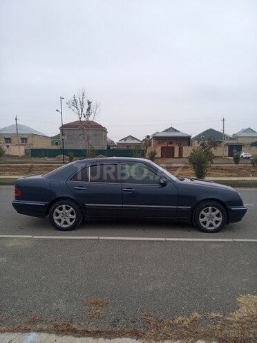 Mercedes E 270 2000, 589,000 km - 2.7 л - Yevlax